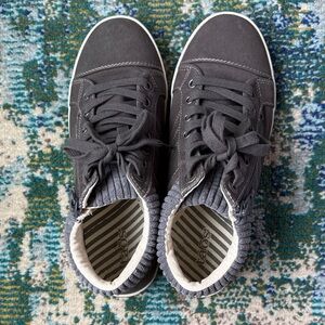 Taos Footwear Gray High-Top Sneakers